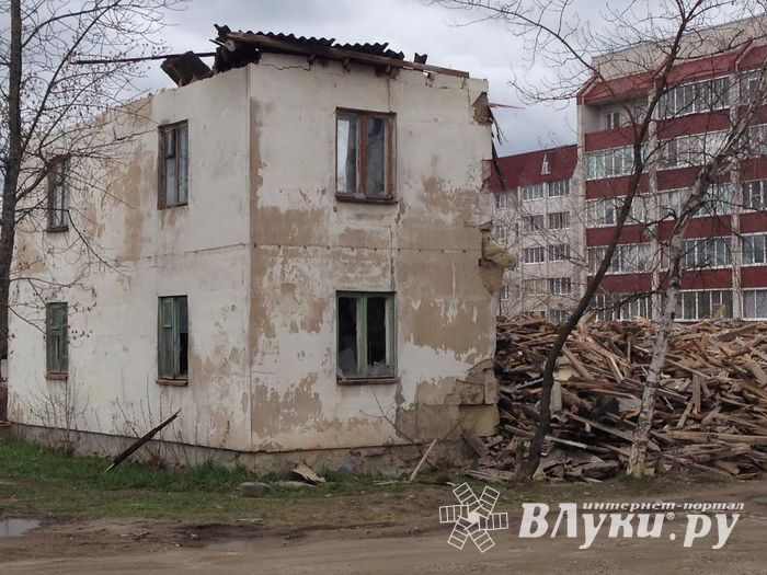 Фотофакт: в Великих Лук сносят дом 