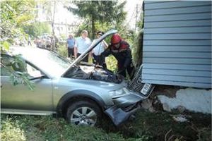 В Великих Луках женщина за рулём Ауди врезалась в дом (фото)