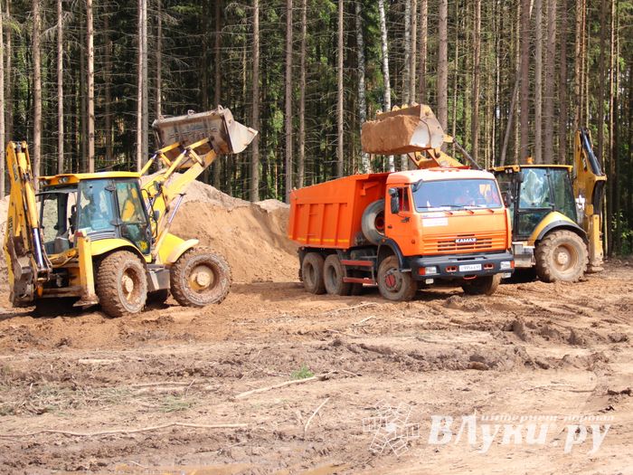 Строительство велоцентра в Великих Луках: склад, спортплощадки, велодорожки и земляника (ФОТО)