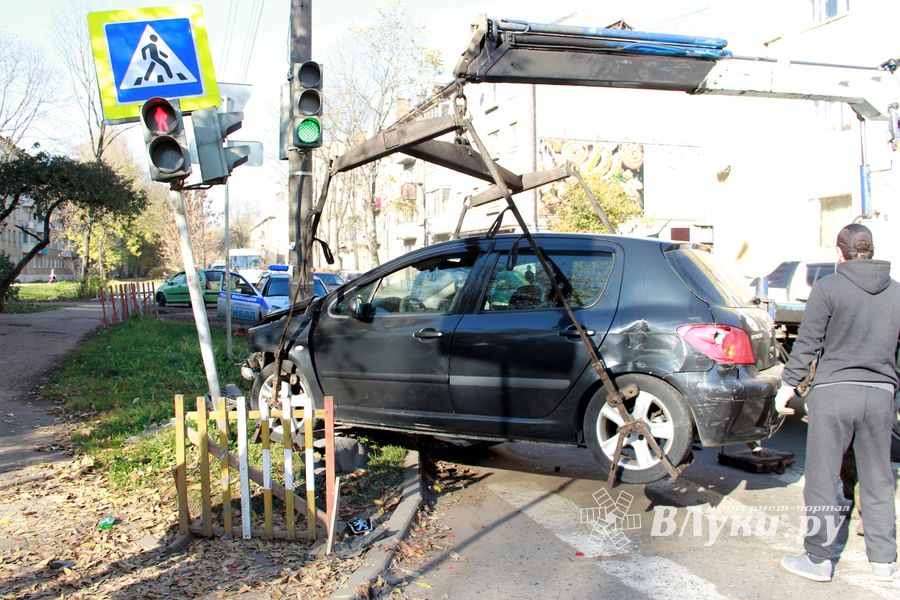 ДТП на перекрёстке Великих Лук: Peugeot увёз эвакуатор (ФОТО)