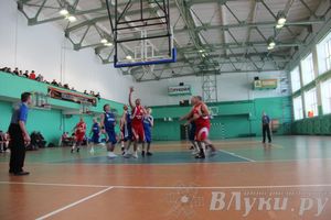 Баскетболисты Великих Лук сыграли со сборной Дмитрова
