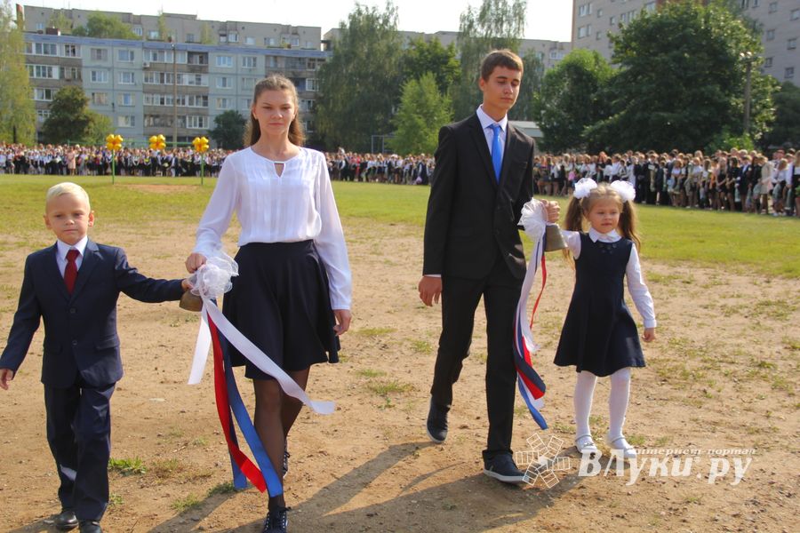 1 сентября в школах Великих Лук прошли Торжественные линейки (ФОТО)