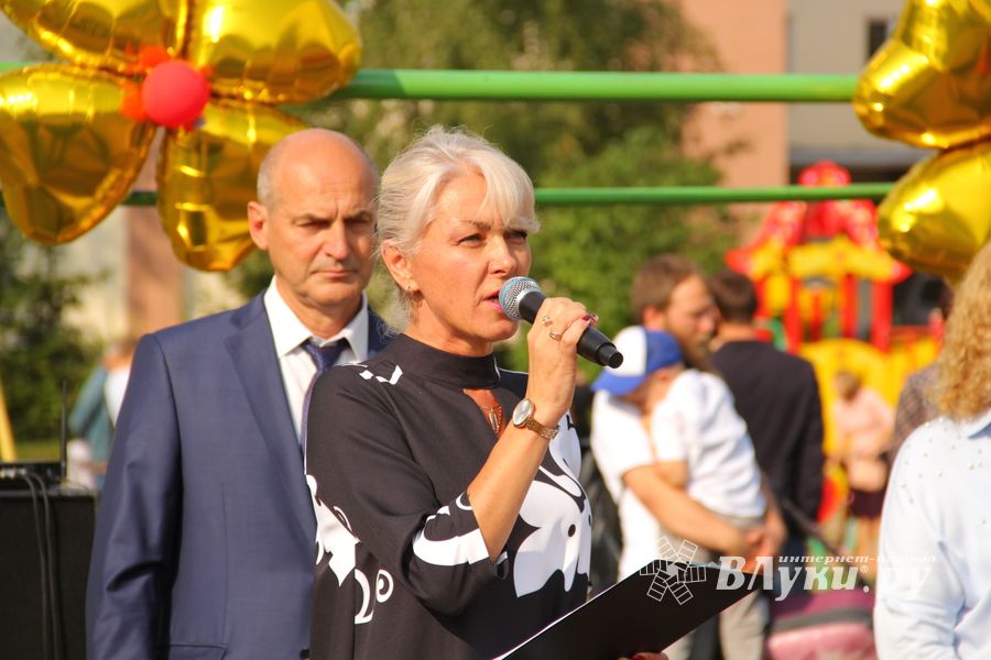 1 сентября в школах Великих Лук прошли Торжественные линейки (ФОТО)