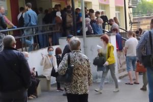 У городской поликлиники – огромная очередь (ФОТО)