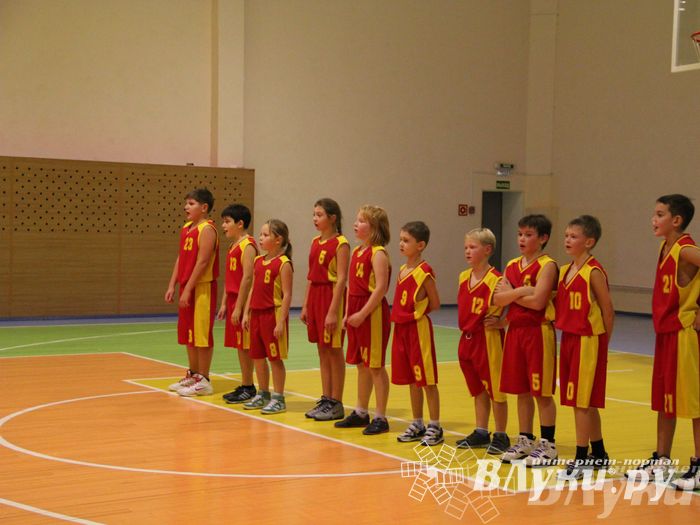 Интересный баскетбольный матч прошел в Великих Луках (фото)
