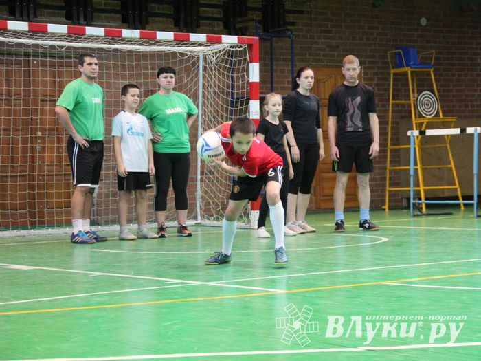 В Великих Луках прошли областные соревнования «Папа, мама, я - спортивная семья» (ФОТО)