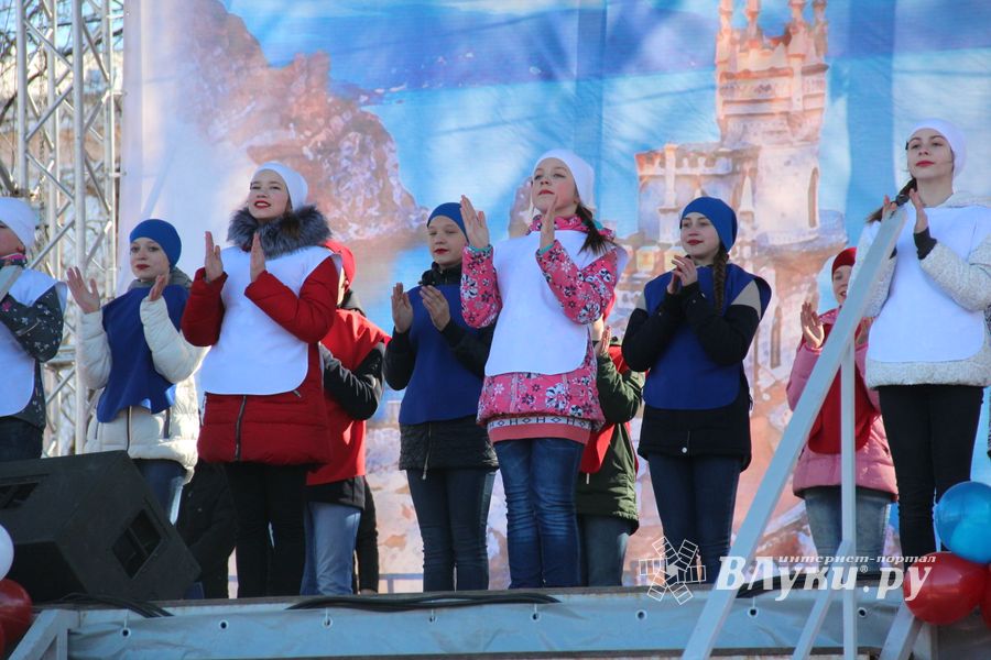 В Великих Луках празднуют День воссоединения Крыма с Россией (ФОТО)