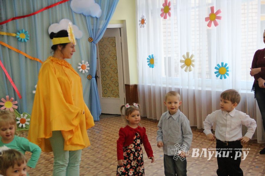 Малыши сада №1 поздравили мам и бабушек с 8 марта