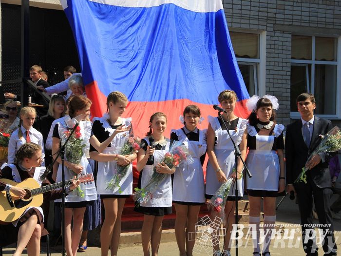 В Великих Луках прозвенели «Последние звонки»