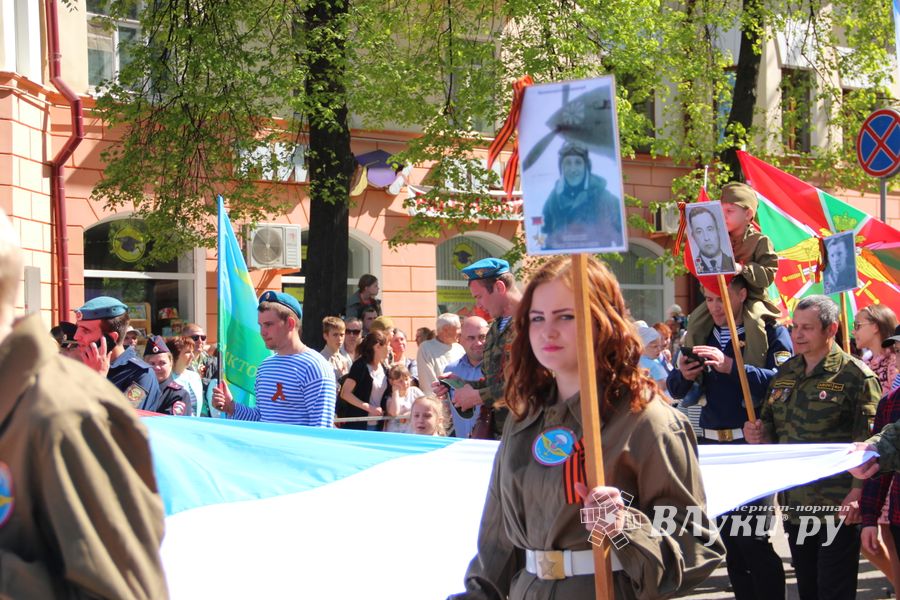 По центральному проспекту Великих Лук прошёл  «Бессмертный полк» (0+) (ФОТО)