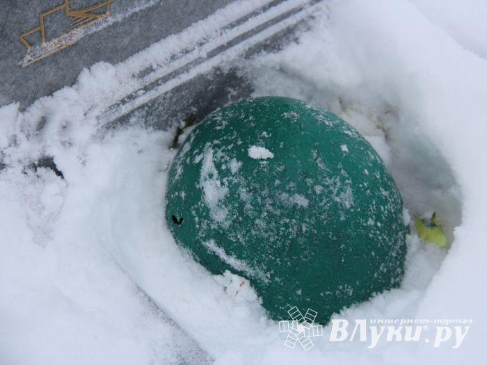 Никто не забыт: в Великих Луках благоустроили могилу неизвестного солдата (ФОТО)