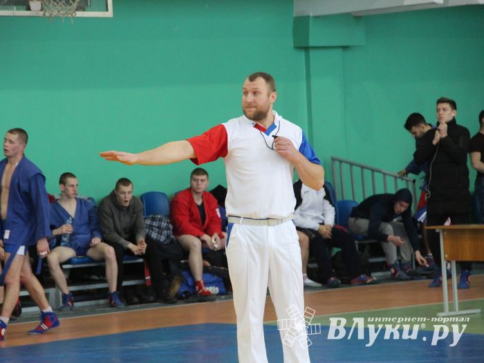 В Великих Луках - время жарких схваток