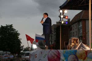 Андрей Турчак встретил День города Новосокольники вместе с жителями под проливным дождем (ФОТО)