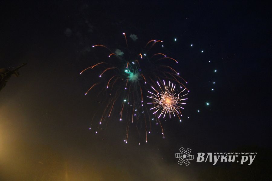 9 мая в Великих Луках. Шествие и салют