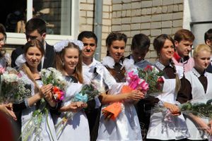 В Великих Луках прозвенели «Последние звонки»