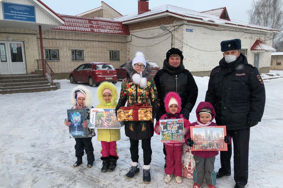 В Великих Луках полицейские превратились в зимних волшебников (ФОТО)