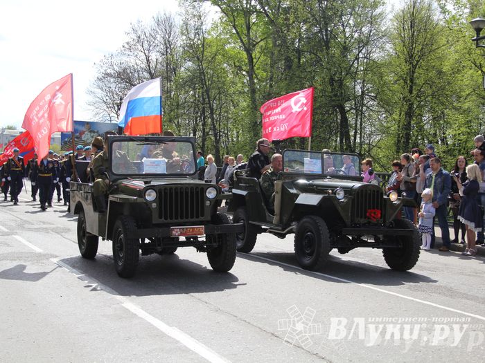 Парад Победы в Великих Луках (фото)