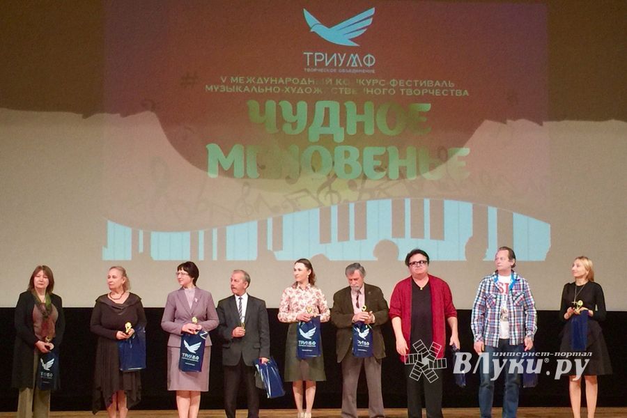 В Международном арт-пленэре «Чудное мгновенье» в Пушкинских Горах учатвуют воспитанники великолукского детского сада (ФОТО)