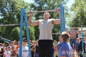 В Великих Луках состояли соревнования по подтягиванию на турнике (фото)