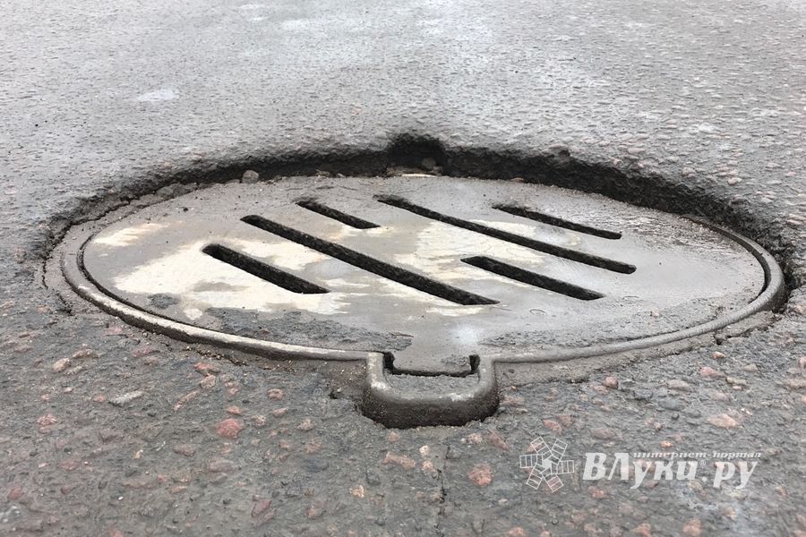 Великие Луки проваливаются в люки (ФОТО)