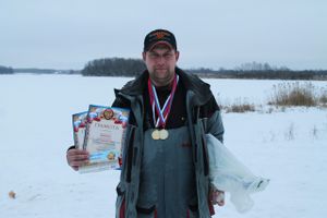 На Пореченском озере прошел Чемпионат города Великие Луки по ловле рыбы на блесну со льда (ФОТО)