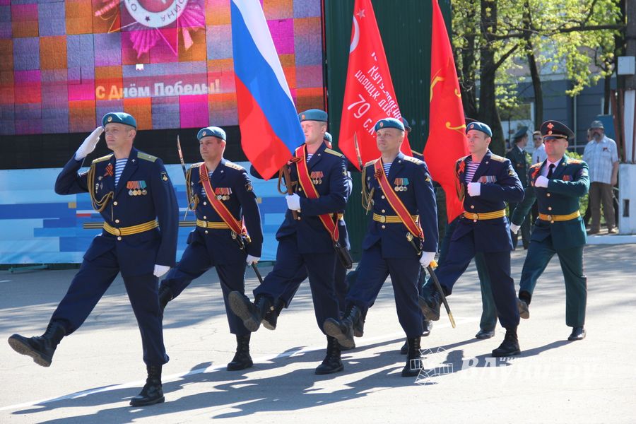 В Великих Луках прошел Парад Победы (ФОТО)
