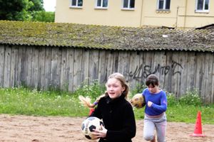 Ребята из пришкольных лагерей соревновались в «Весёлых стартах» (ФОТО)