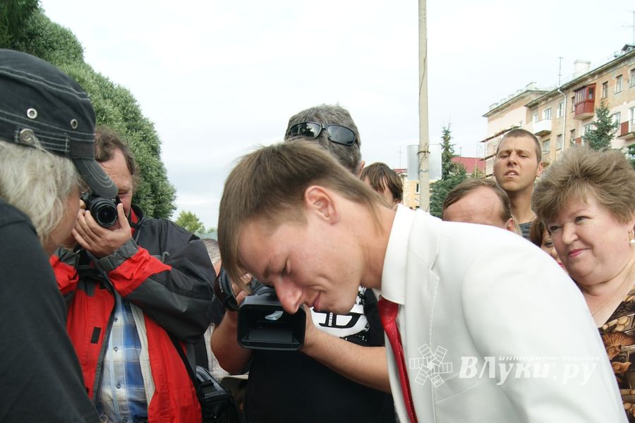 Торжественное открытие парковой скульптуры «Кресло влюбленных»