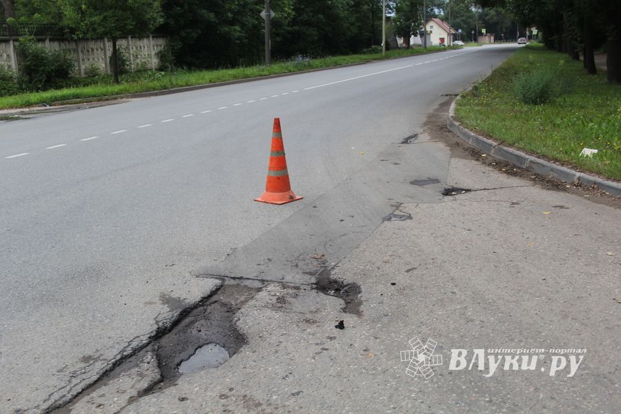 В Великих Луках начался ямочный ремонт на ул. Нелидовской (ФОТО)