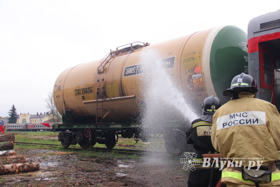 В Великих Луках тушили поезд (ФОТО)