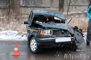 ​В Великих Луках столкнулись маршрутка и «Жигули» (фото)