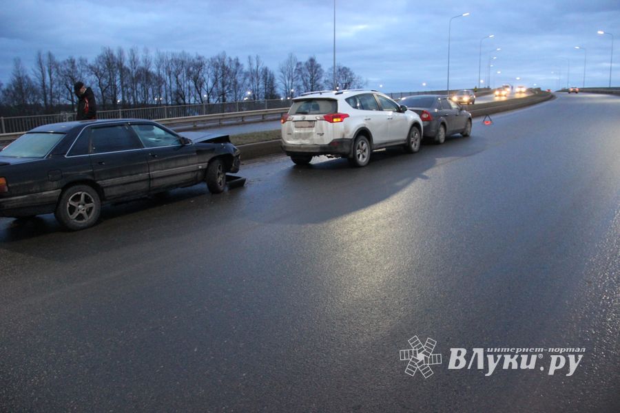 На путепроводе столкнулись три автомобиля (ФОТО)