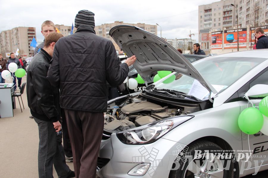 В Великих Луках прошла автомобильная ярмарка