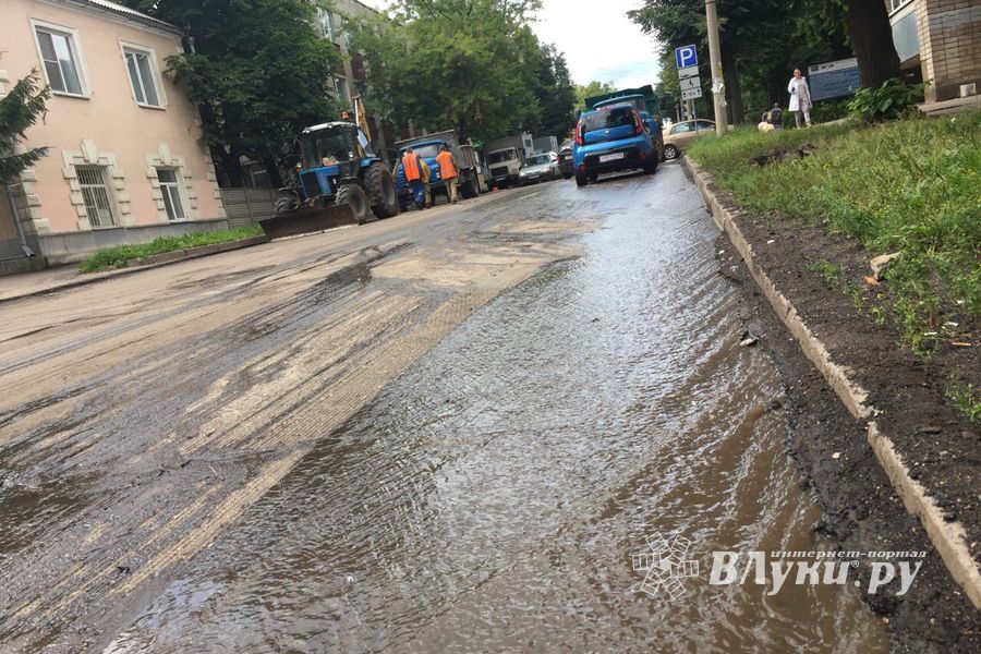 Ремонтировать ул. К. Либкнехта мешают припаркованные автомобили (ФОТО)