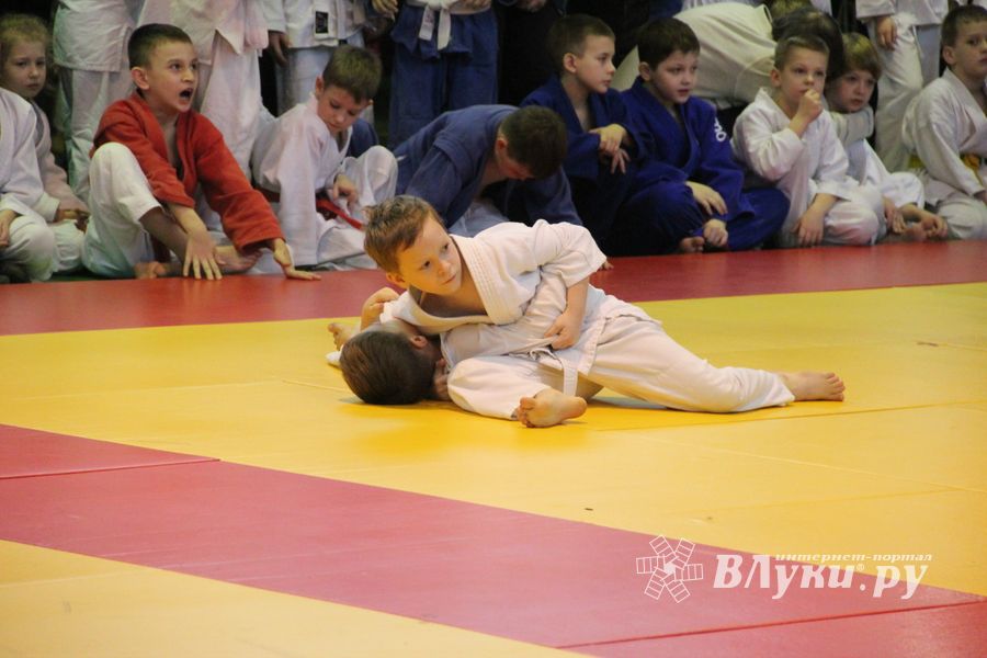 В Великих Луках прошли соревнования, посвященные памяти героев 6-й роты (ФОТО)