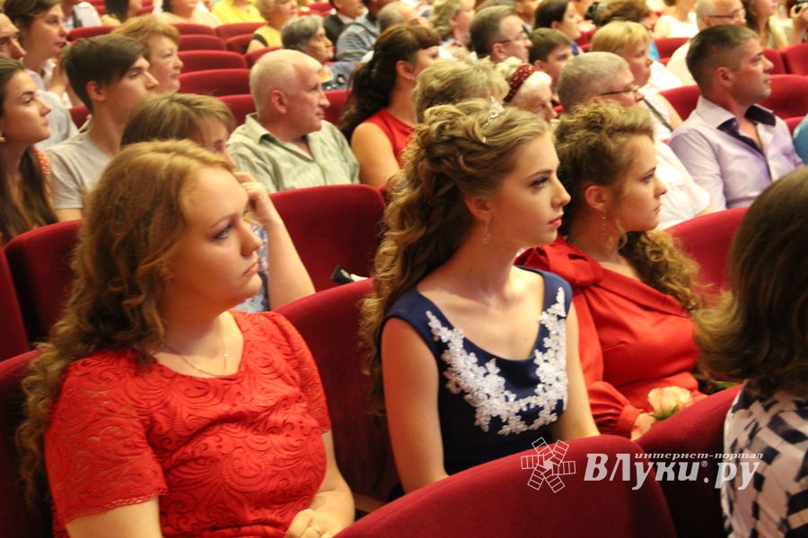 Великолуких выпускников наградили (ФОТО)