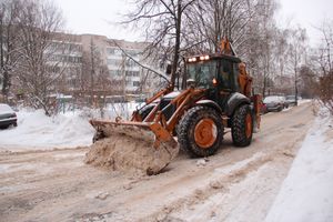 В великолукском дворе замечен трактор, убирающий снег
