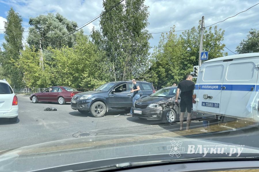 Серьёзное ДТП на перекрёстке Великих Лук (ФОТО)