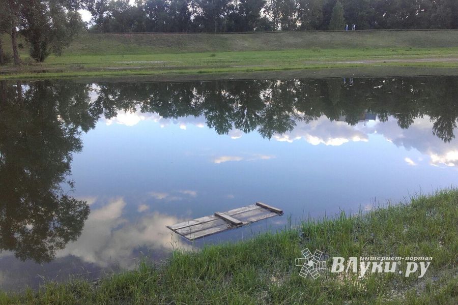 В Великолукской крепости пруд вышел из берегов (ФОТО)