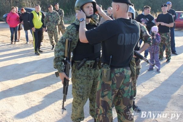 В Псковской области бойцы ОМОН сдавали экзамен на черный берет (фото)