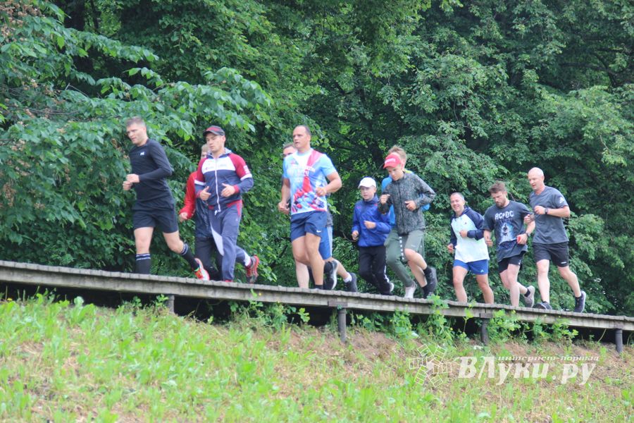 Великолучане провели зарядку с чемпионом (ФОТО)