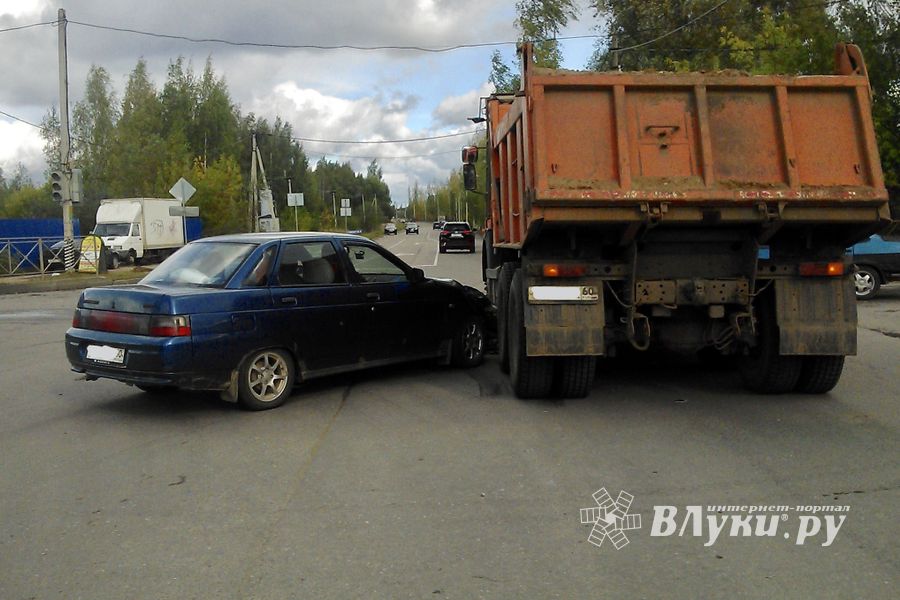 В Великих Луках произошло ДТП (ФОТО)