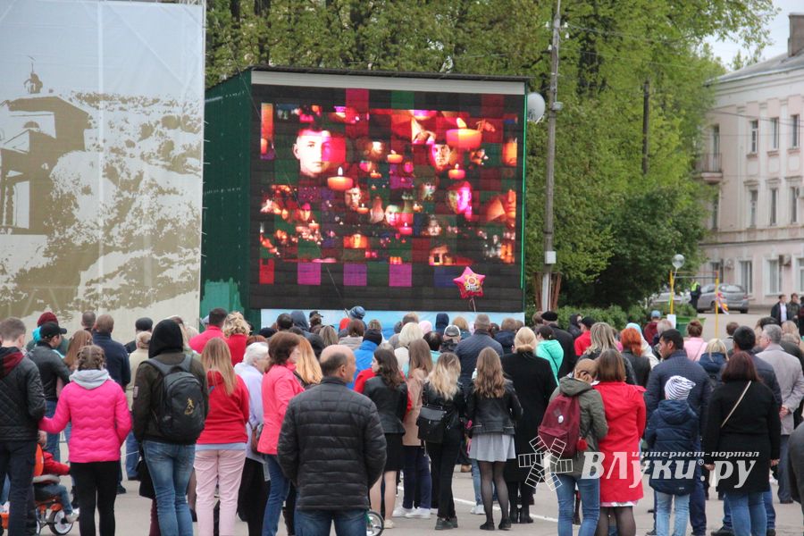 В Великих Луках прогремел праздничный салют в честь Дня Победы (ФОТО)