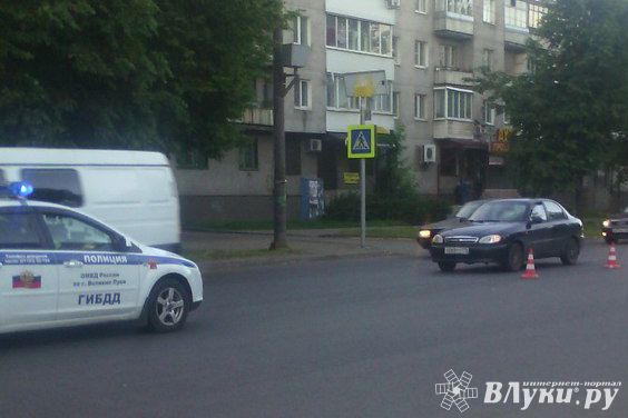 ФОТОФАКТ: ДТП в Великих Луках, есть пострадавшие 