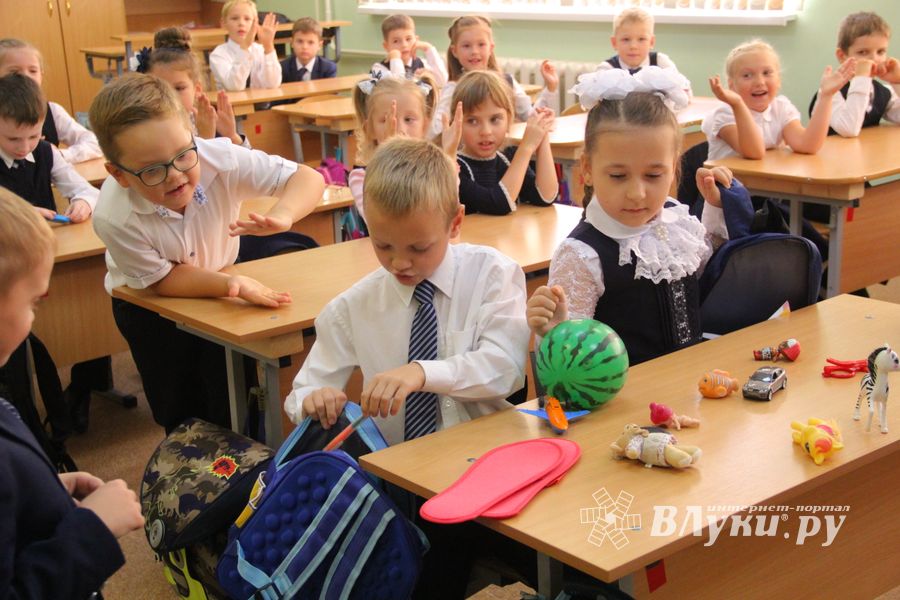 Юных великолучан посвятили в первоклассники (ФОТО)