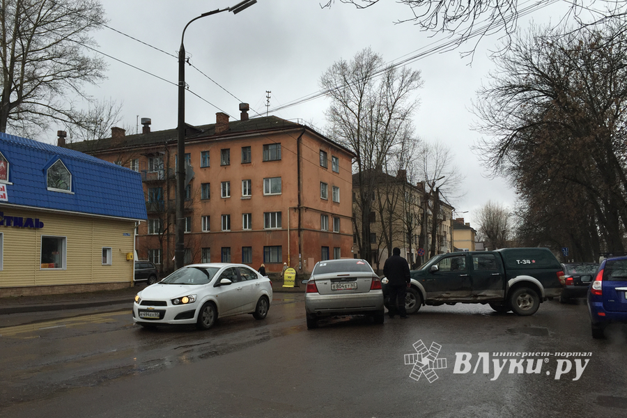 В Великих Луках произошло ДТП (фото)