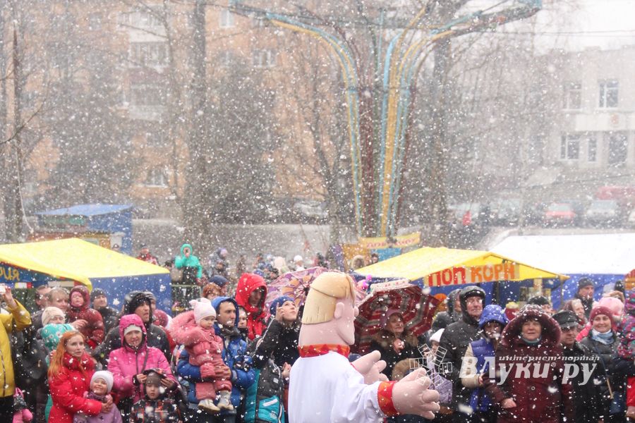 В Великих Луках сожгли Масленицу (фото)