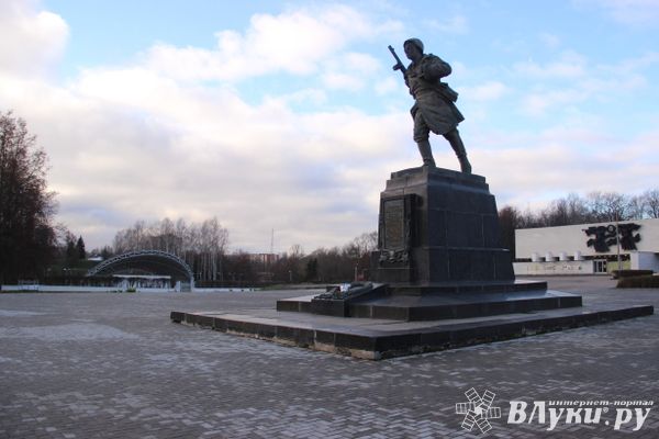 В Великих Луках приведут в порядок памятник Матросову и прилегающую к ней парковую территорию
