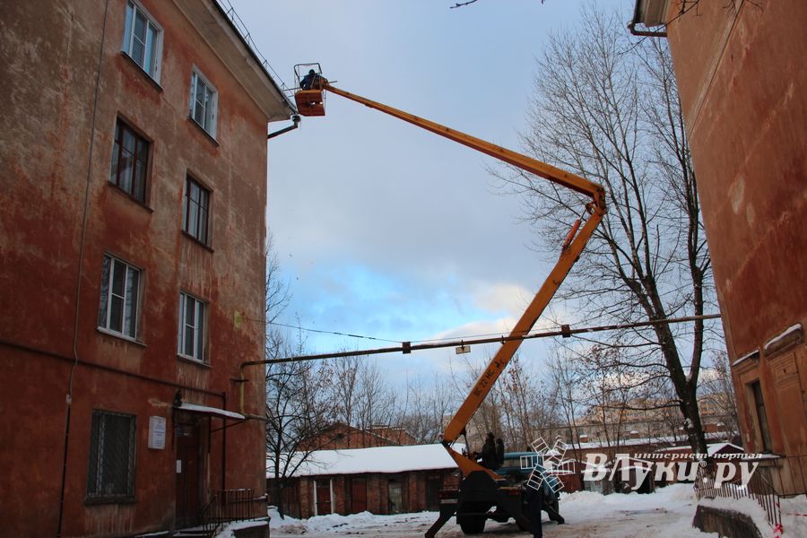 В Великих Луках чистят снег с крыш (ФОТО)