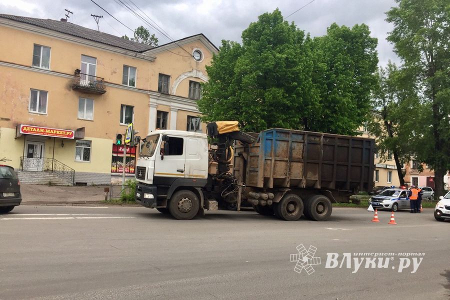 ДТП в Великих Луках: ломовоз «подрезал» легковушку (ФОТО)